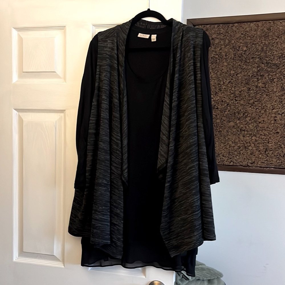 Black tunic with a gray/black tunic length vest that is removable.  Size xl